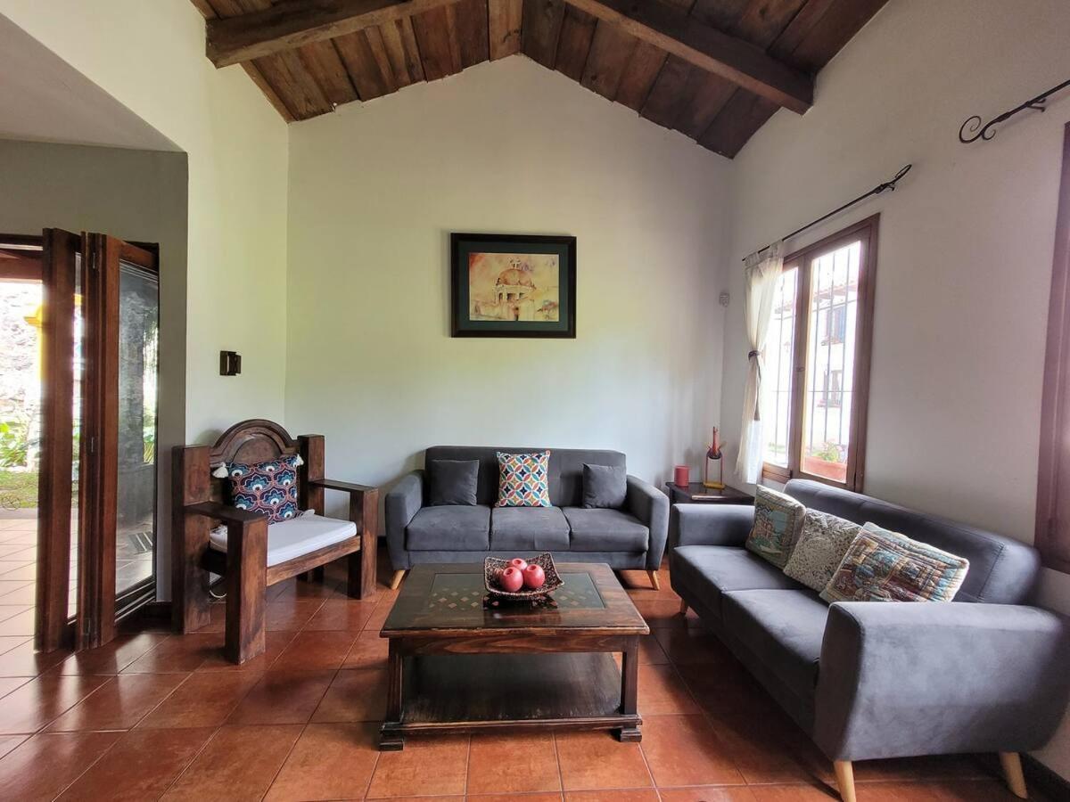 Villa Amplia casa Antigua Guatemala con pérgola y jardín Exterior foto