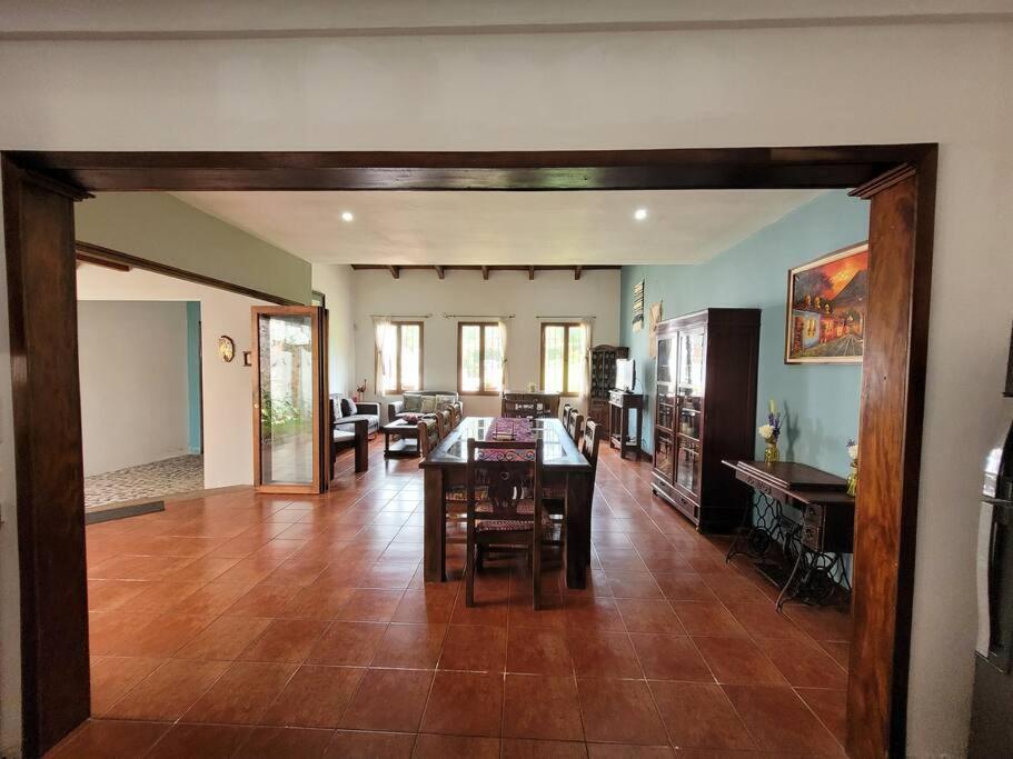 Villa Amplia casa Antigua Guatemala con pérgola y jardín Exterior foto