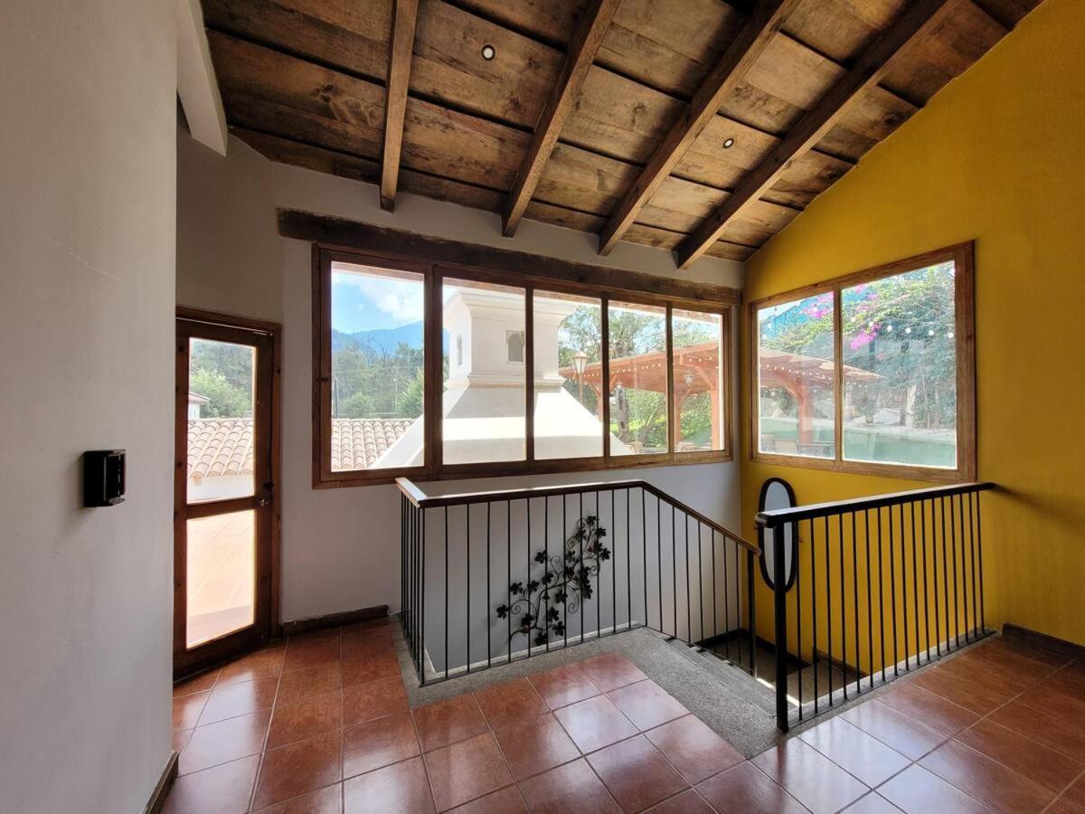 Villa Amplia casa Antigua Guatemala con pérgola y jardín Exterior foto