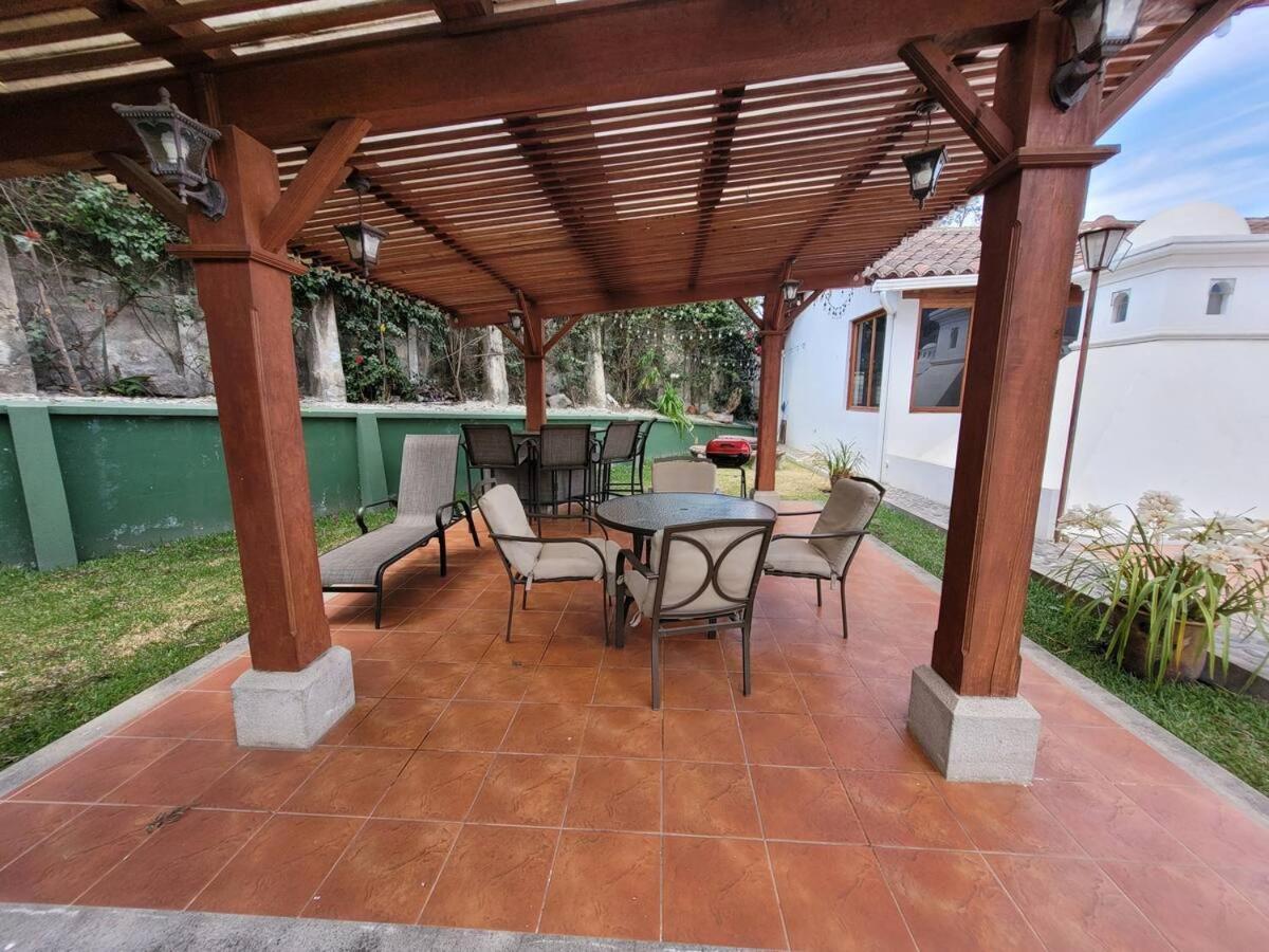 Villa Amplia casa Antigua Guatemala con pérgola y jardín Exterior foto